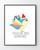Minimalistisk plakat med to farverige fugle med røde hatte og teksten "TRAVELING INTO ADVENTURES".