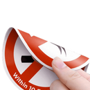 Hånd afpilner dobbeltsidet alarmklistermærke med rød/hvidt design og forbudsgrafik. Tekst: "Within 10."