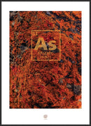 Plakat med orange tekstur, "As" i gul firkant, atomnummer 33, masse 74,921, hvid kant.