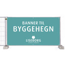 Teal banner på byggehegn med teksten "Banner til Byggehegn", logo, forstærkede kanter, metaløjer.
