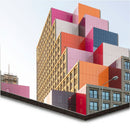 Moderne bygning med farverig, trappet facade i pink, orange, grå og hvid. Glansfuld overflade.