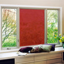 Mørkerød folie på midterste rude, lys passerer igennem. Puder på vindueskarmen.