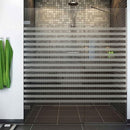 Bruseniche med vandrette, sandblæste striber og moderne design, skiftevis frostet og klar glas.