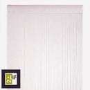 Hvid flueforhæng med tætte, tynde lodrette tråde og en stofstrimmel til ophæng.