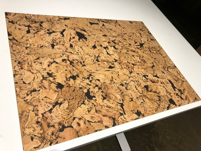 Stor kork mousepad m. sorte detaljer, 30x60 cm.