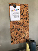 Opslagstavle i kork m. sort mønster 60x30 cm, tykkelse på 3 mm.