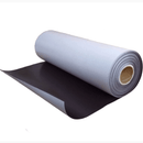 Rulle af magnetfolie. Øverste side hvid, underside mørk. Fleksibel og let at opbevare.