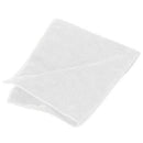 Hvid, foldet mikrofiberklud, fnugfri og egnet til rengøring.