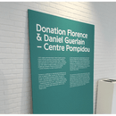 Tekstplakat med "Donation Florence &amp; Daniel Guerlain – Centre Pompidou" på solid farvet baggrund.