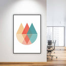 Plakat med beige, røde og teal geometriske former på en hvid væg i et lyst kontorlokale.