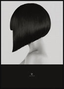 Sort-hvid plakat af kvinde med vinklet frisure, "Haute Couture" logo nederst.