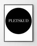De sort hvide plakater med "Pletskud" er lavet i Limited Edition a 100 stk. -  På dette foto er plakaten ikke blevet præget.