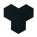 Tre mørke, sekskantede fliser arrangeret i en klynge.