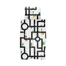 Sengetøj med vejnet, rundkørsler, biler og træer i farverigt design på dyne og pude.