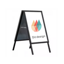 A-ramme skilt med farverigt geometrisk design og teksten "Dit design".