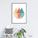 Geometrisk kunstværk på væg, hvid stol med sort-hvid pude, grøn plante ved siden af.