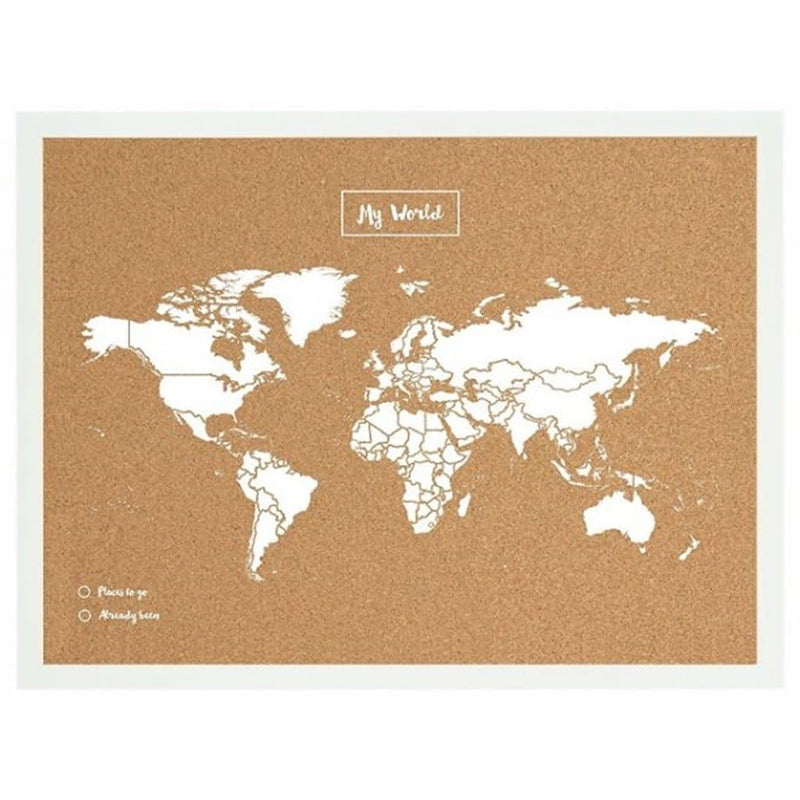 Kork opslagstavle med verdenskort, hvid ramme, tekst "My World" og markeringer for rejsemål.