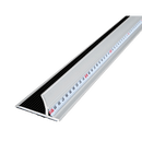 Sikkerhedslineal med høj kant, gummibagside og tydelig måleskala for præcis og sikker brug.