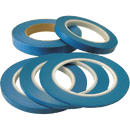 Flere ruller blå tape med lysere indre kerne, placeret i forskellige vinkler.