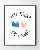 Plakat med teksten "You Make Me Warm" og to farverige fugle, en blå og en lys gul, der ser på hinanden.